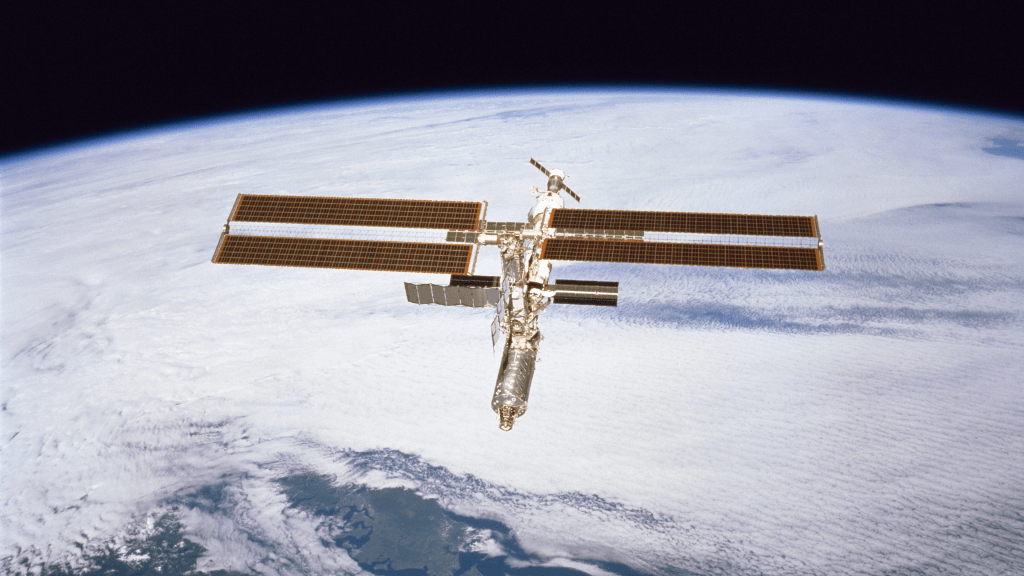 Estação Espacial Internacional vista passando pela América do Sul em fevereiro de 2001