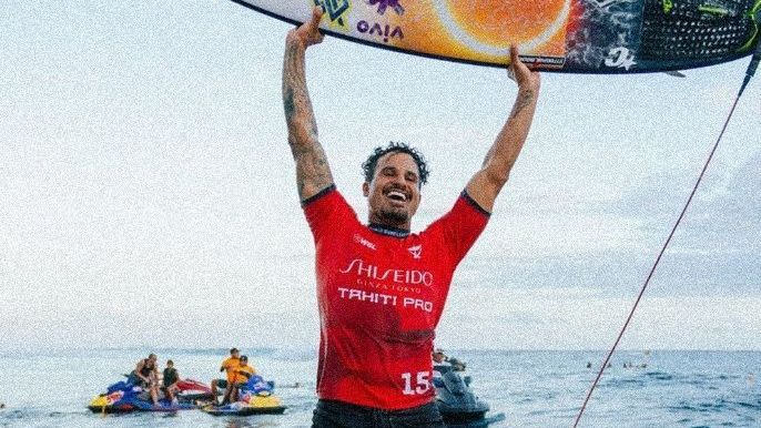 Ítalo Ferreira celebra o título em Teahupoo
