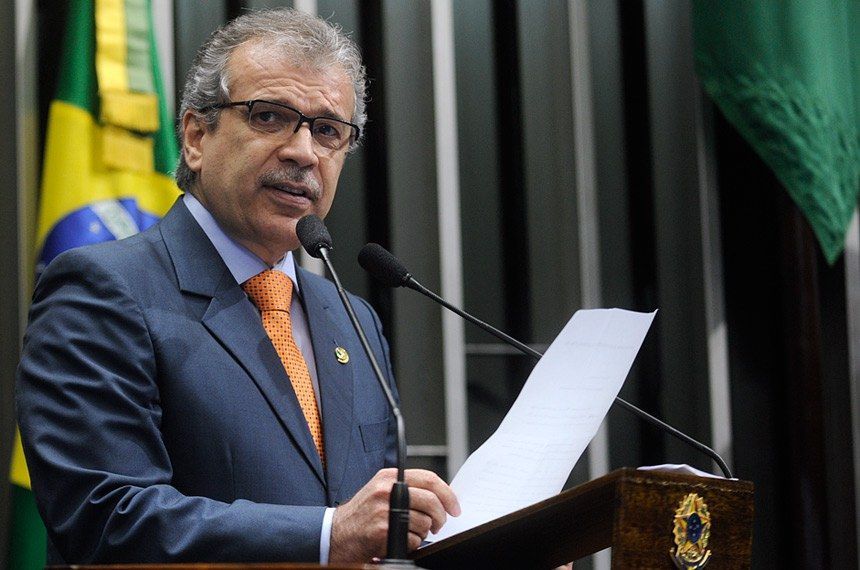 João Vicente Claudino (PSDB) discursa no plenário do Senado. Usa óculos, é branco, tem cabelo grisalho e veste um terno azul escuro, camisa azul e gravata laranja. 