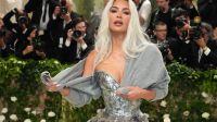 Kim Kardashian diz que respirar "é uma forma de arte" com vestido do Met Gala