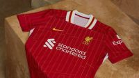 Liverpool anuncia camisa da próxima temporada com homenagem a Tríplice Coroa