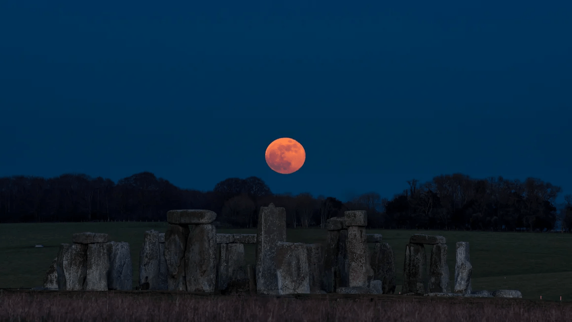 Os arqueólogos estão investigando se o design de Stonehenge tem uma conexão com a Lua