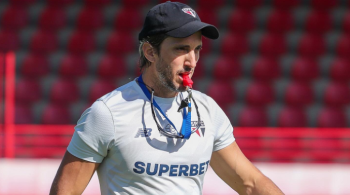 Técnico fez revelações sobre o dia a dia no clube, após momento de pressão