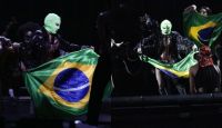 Madonna dança com bandeira do Brasil e manda recado para fãs: "Estão prontos?"