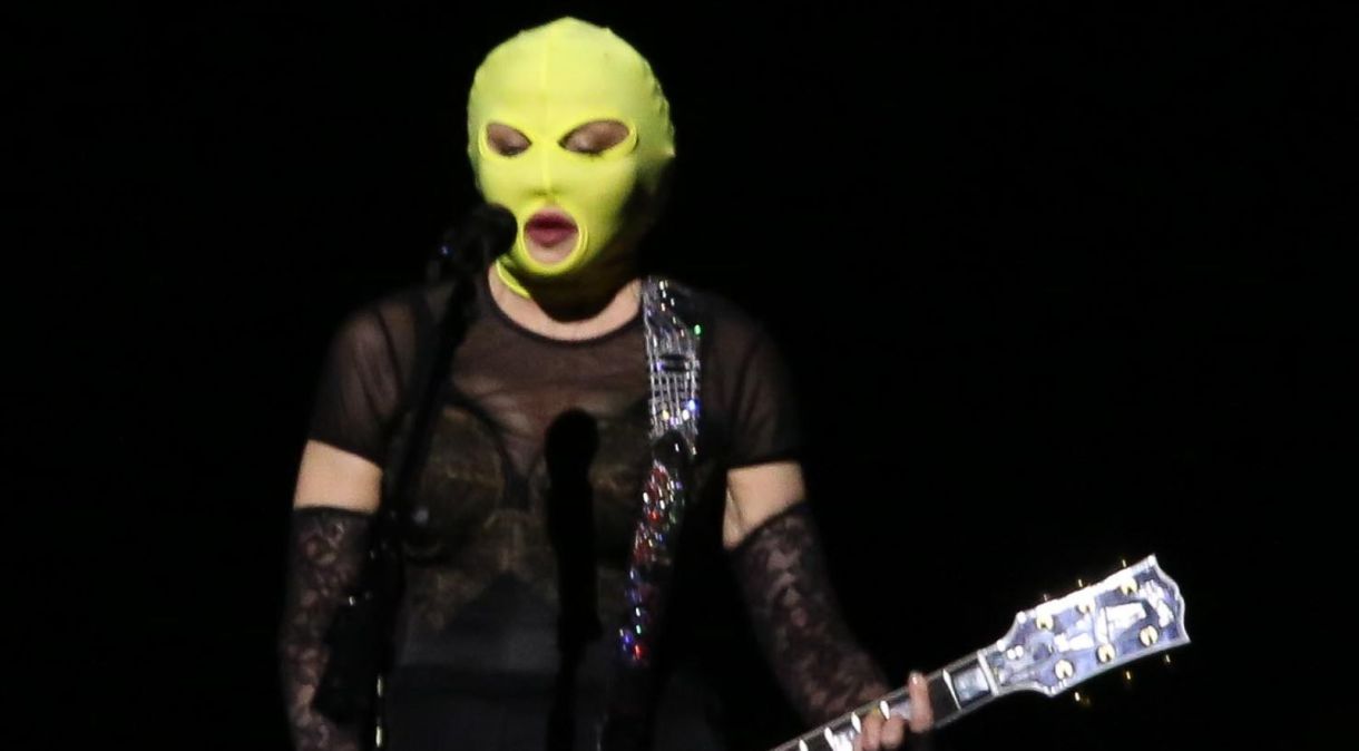 Madonna surge usando máscara em novo ensaio de show no Rio