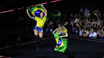 Drag queen e ritmistas de escolas de samba subiram ao palco durante a apresentação de "Music"