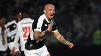 Vasco vence Vitória e deixa zona de rebaixamento do Campeonato Brasileiro