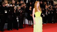 Marina Ruy Barbosa faz nova aparição em Cannes com look de plumas