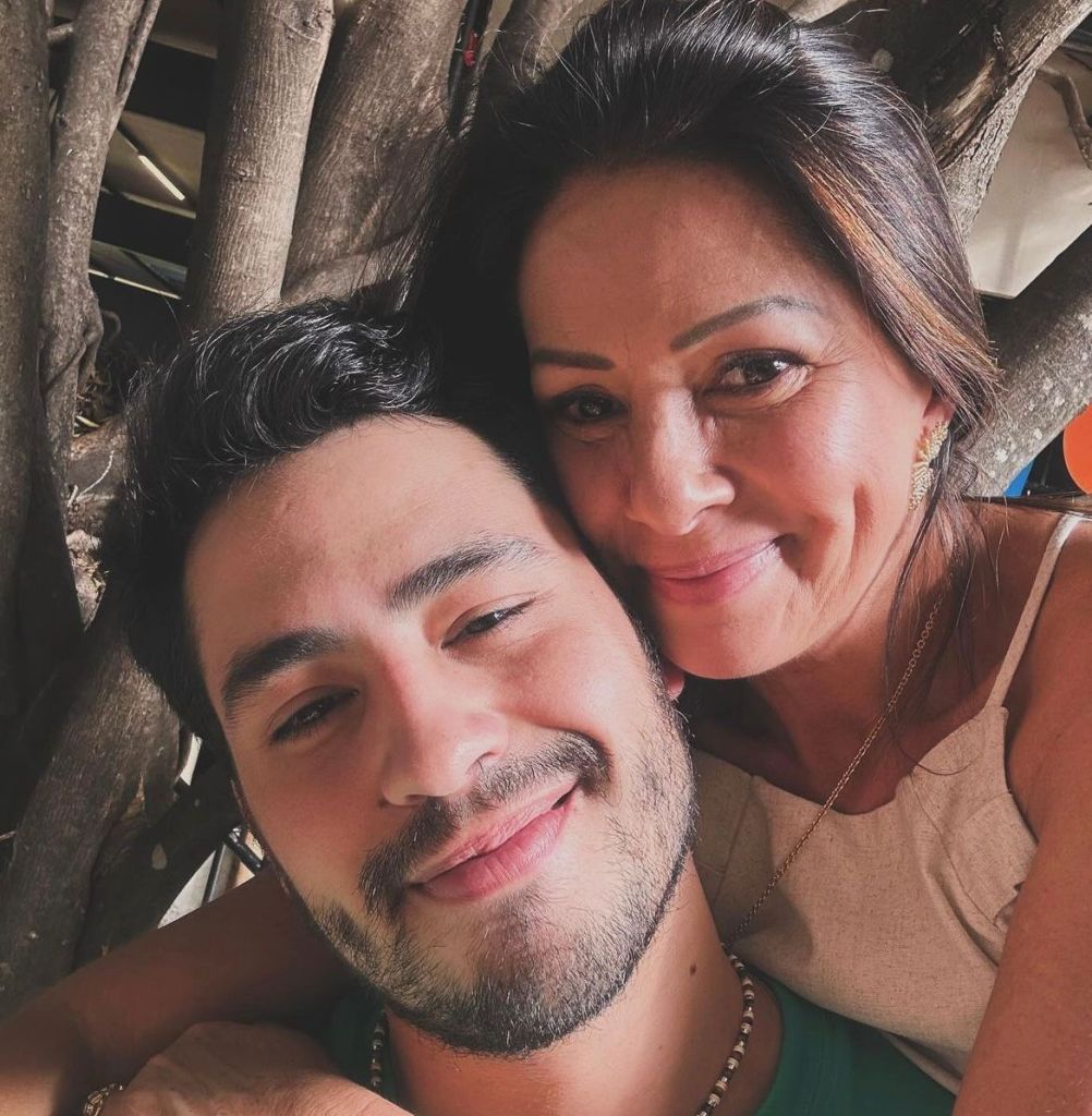 Foto de Matheus Vargas e sua mãe, Liz Vargas