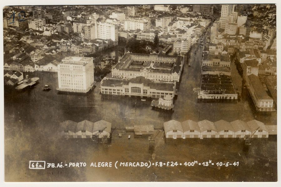 Imagem aérea mostra como ficou o Mercado Público de Porto Alegre (RS) durante a enchente de 1941