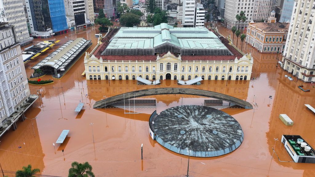 Mercado Público de Porto Alegre (RS) tomado pela água na enchente de 2024