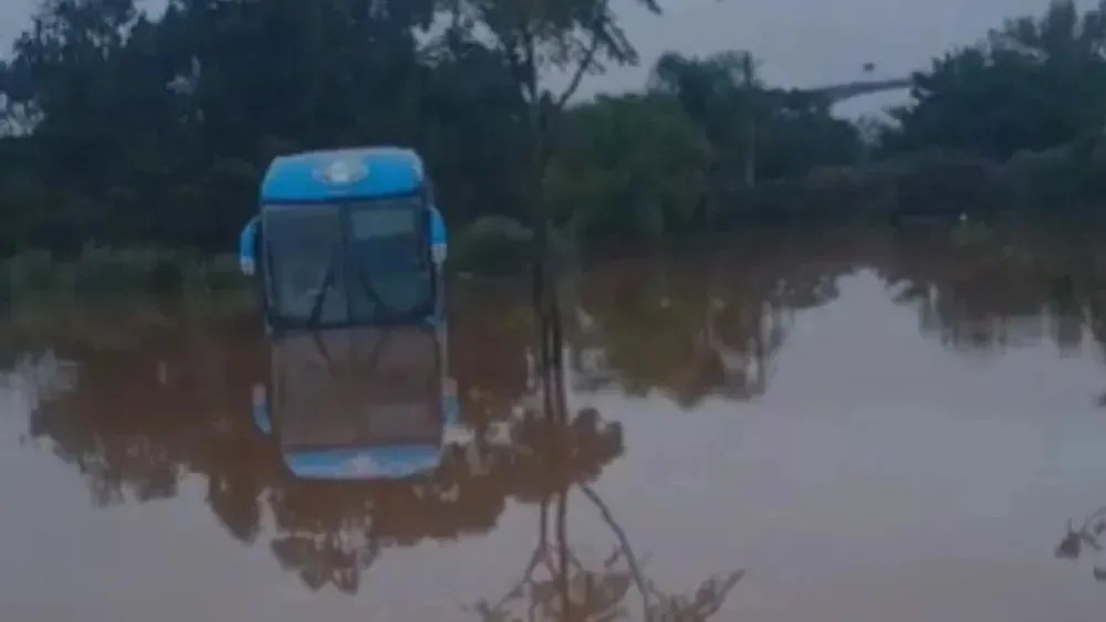 Ônibus do Grêmio foi praticamente encoberto pela água no CT Luiz Carvalho