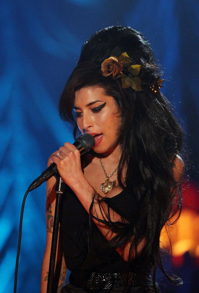 Amy Winehouse popularizou uma versão exagerada do penteado beehive