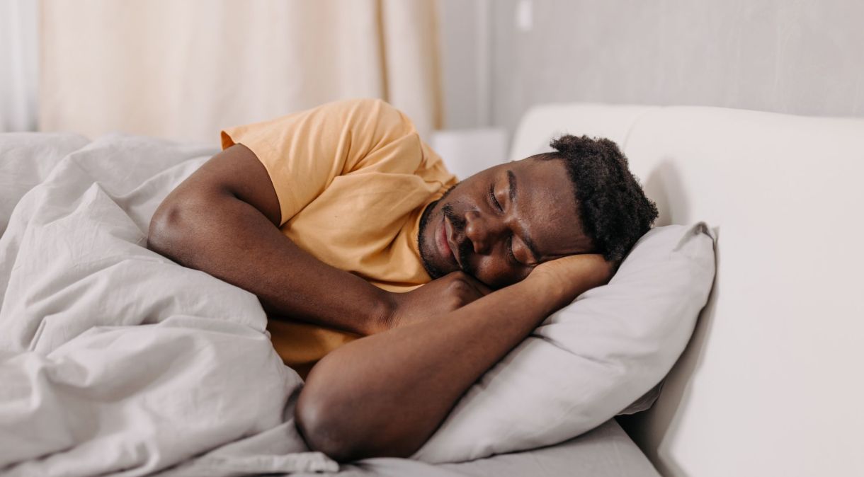 Especialista explica se existe posição ideal para dormir e como proteger a coluna durante o sono