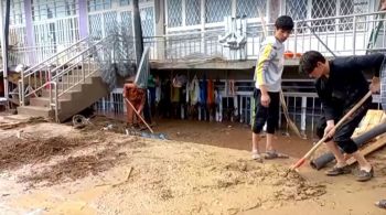 País tem sofrido com chuvas intensas e inudanções no último mês; centenas de pessoas já morreram