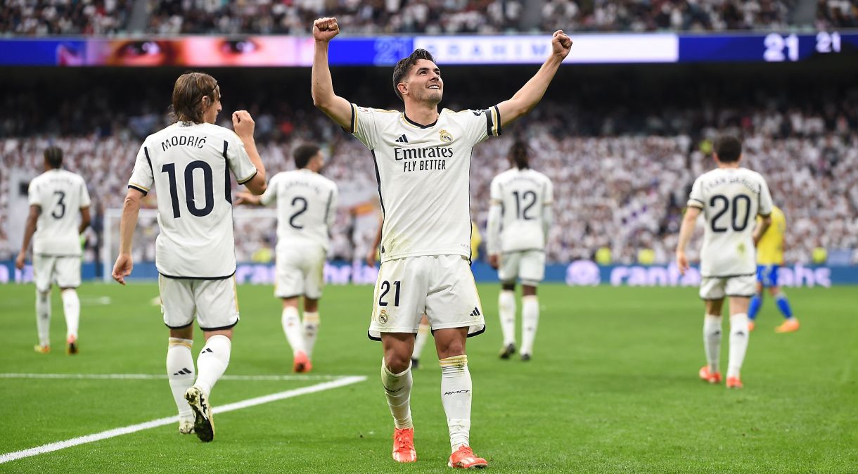 Brahim Díaz comemora o primeiro gol do Real Madrid na vitória contra o Cádiz, no Santiago Bernabéu