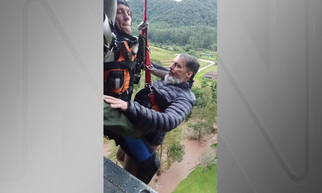 FAB resgata família após tempestades no Rio Grande do Sul