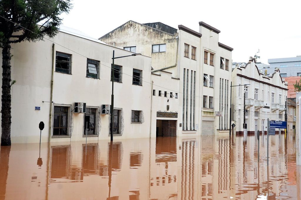 Rua Sete de Setembro, na região central de Porto Alegre (RS), durante a enchente de 2024