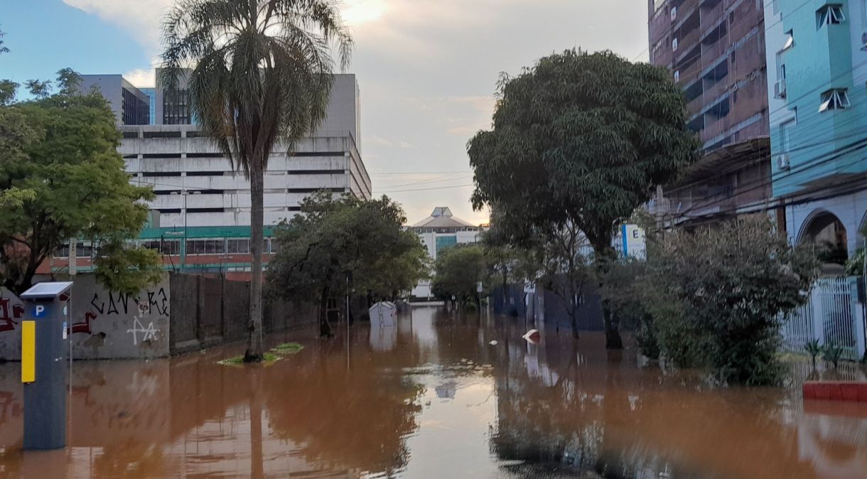 Shopping Praia de Belas (ao fundo), em Porto Alegre, durante enchente no começo de maio