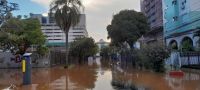 Após 18 dias, shopping em Porto Alegre reabre e tem que fechar novamente por causa da enchente