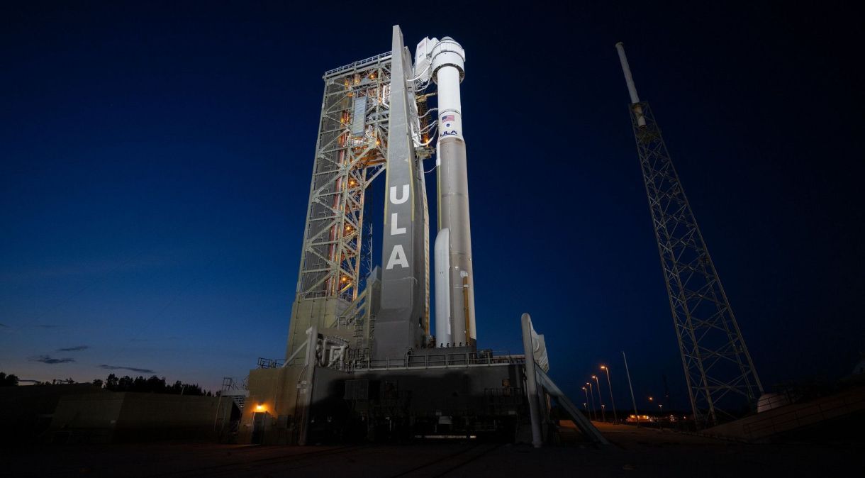 Foguete da United Launch Alliance, o Atlas V, com a espaçonave Boeing CST-100 Starliner na plataforma de lançamento