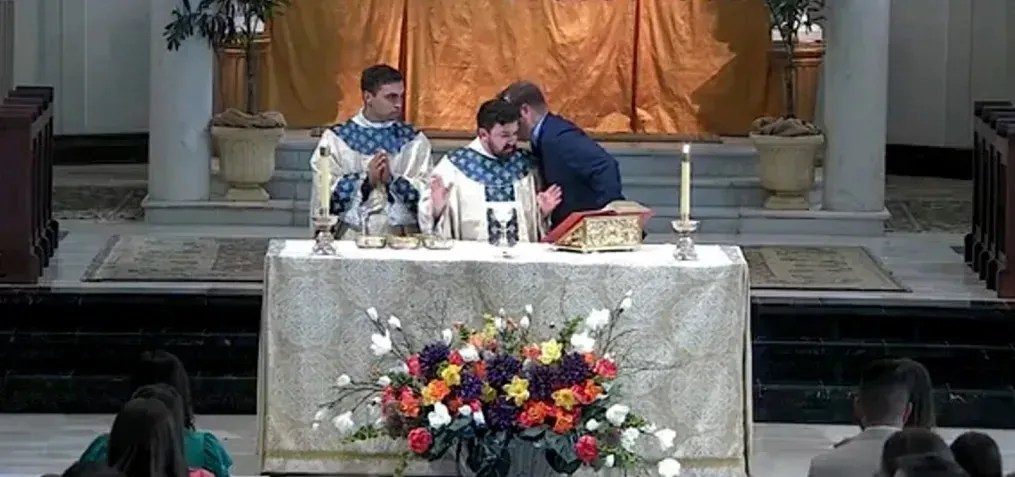 À medida que o incidente se desenrolava, um paroquiano aproximou-se do altar para sussurrar ao ouvido do pároco associado, Padre Nicholas DuPré.