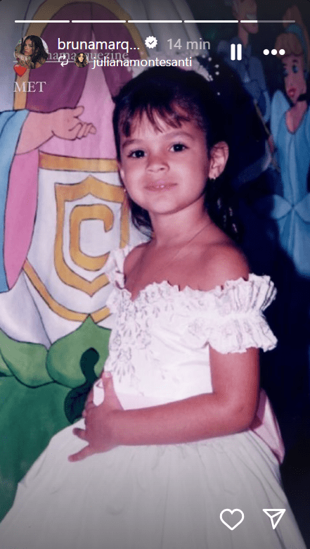 Bruna Marquezine fez sua primeira aparição no Met Gala 2024 usando um vestido branco com saia bufante