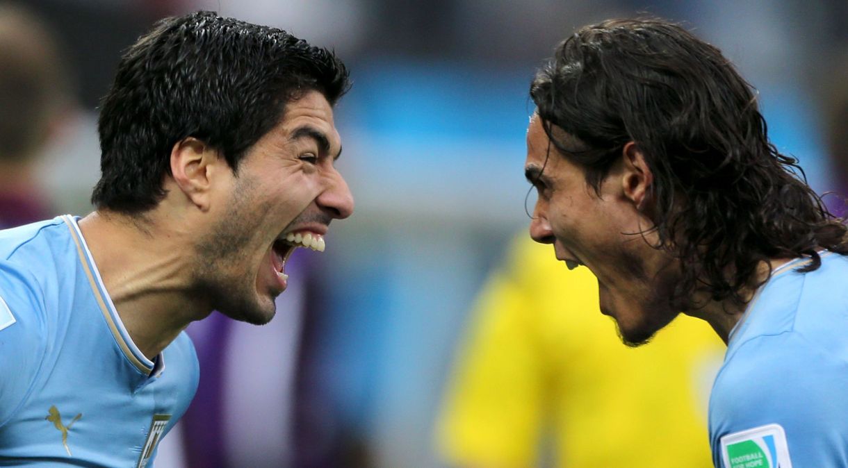 Suárez e Cavani comemoram gol do Uruguai contra a Inglaterra em 2014