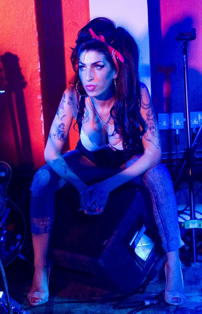 Amy Winehouse apostava em looks com sutiã à mostra