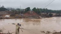 Chuvas no RS: passarelas provisórias montadas em rio são levadas pela água