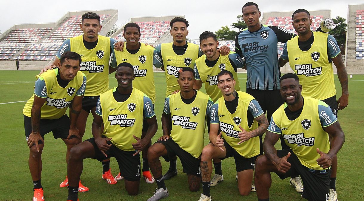 Jogadores do Botafogo em treino na Colômbia