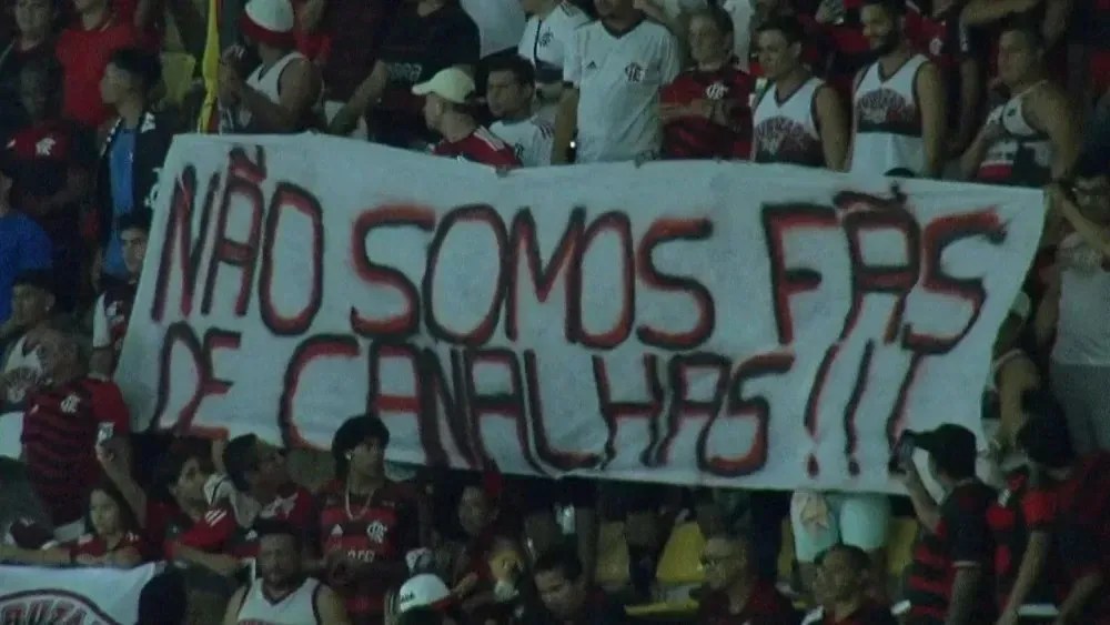 Faixa estendida pela torcida do Flamengo diz "Não somos fãs de canalha" em referência a Gabigol