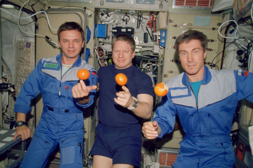 Membros da primeira expedição à Estação Espacial Internacional: da esquerda para a direita está Yuri P. Gidzenko, William M. Shepherd; e Sergei K. Krikalev