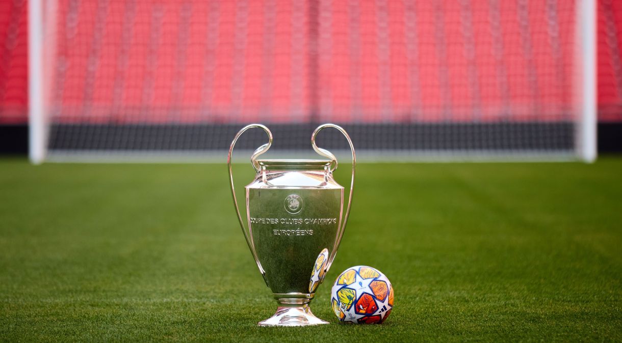 Troféu e bola da Champions League no palco da grande decisão
