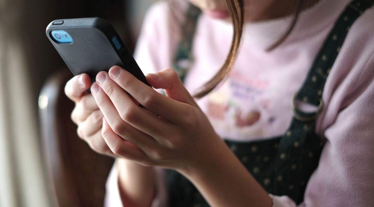 Uso excessivo de telas por crianças pode prejudicar a comunicação verbal com os pais, segundo um novo estudo