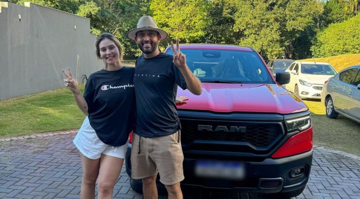 Virgínia presenteia irmão com carro em seu aniversário de 40 anos