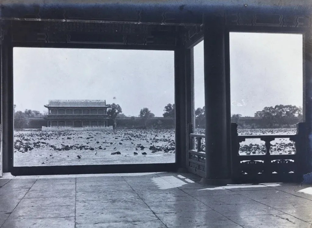 Xinhuamen, o portão sul de Zhongnanhai, na década de 1910