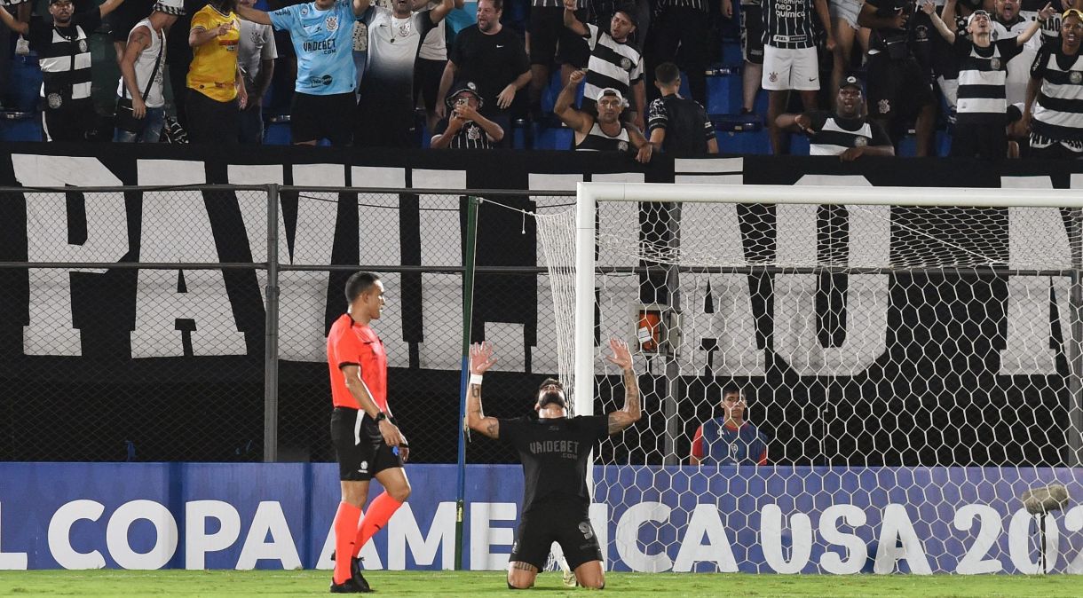 Yuri Alberto comemora gol sobre o Nacional-PAR pela Sul-Americana