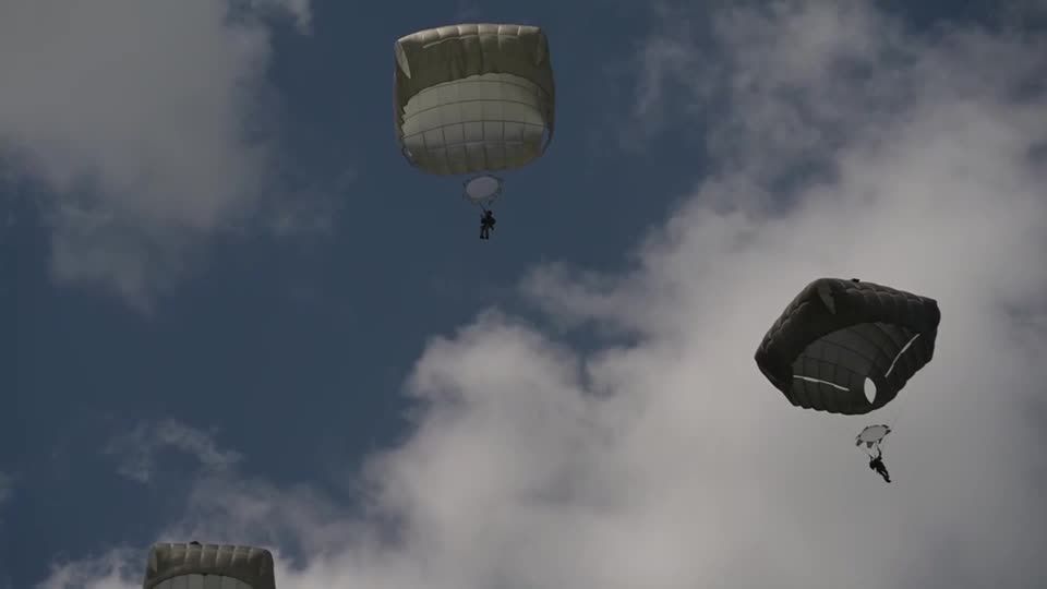 Exército britânico recria lançamento de paraquedas da Segunda Guerra Mundial nos campos da Normandia
