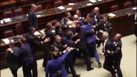 Vídeo: Briga generalizada interrompe sessão do parlamento italiano