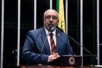 Senador Paulo Paim passa mal antes de ir ao Congresso e é internado em Brasília