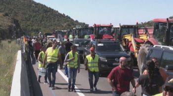 Centenas de agricultores mobilizaram tratores para bloquear vias na região dos Pirineus, exigindo mudanças nas regras da União Europeia