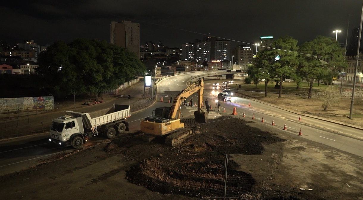 A Prefeitura de Porto Alegre iniciou, na noite desta terça-feira (04), a remoção do corredor humanitário construído no Largo Vespasiano Júlio Veppo, nas proximidades da estação rodoviária.