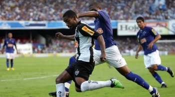 Ex-lateral do Atlético-MG, Coelho ficou marcado por agredir Kerlon enquanto o ex-atacante do Cruzeiro dava embaixadinhas com a cabeça