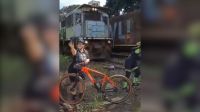 Ciclista é atingida por trem durante tentativa de selfie em MG; veja