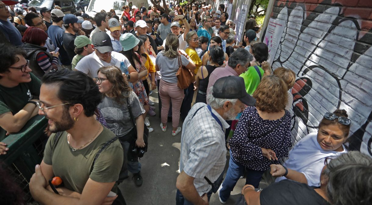 Eleitores fazem filas na Cidade do México para votar nas eleições gerais