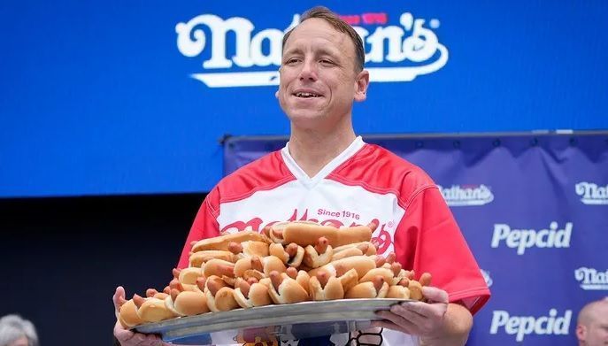 Joey é o recordista mundial em comer hot-dogs; Ele comeu 76 em 10 minutos