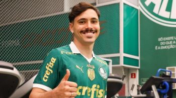 Meia de 23 anos esteve nesta quinta-feira (27) na Academia de Futebol para assinar contrato com o Alviverde