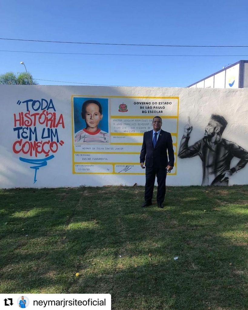 Tio de Neymar, José Santos, em frente ao muro com a carteirinha do sobrinho, Neymar, na época em que estudou no colégio