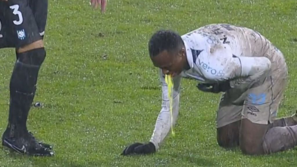 Nathan Fernandes vomita durante partida do Grêmio contra o Huachipato